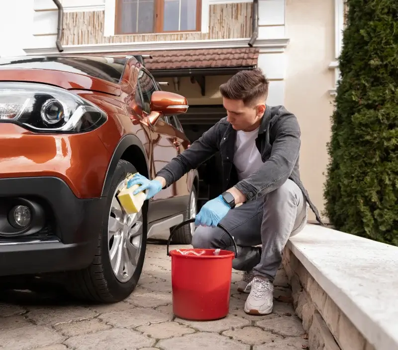 Lavage auto à domicile Sainte-Radégonde : professionnel intervenant sur un véhicule